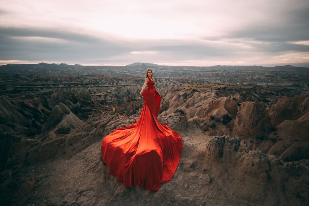 como ir a una boda con vestido rojo